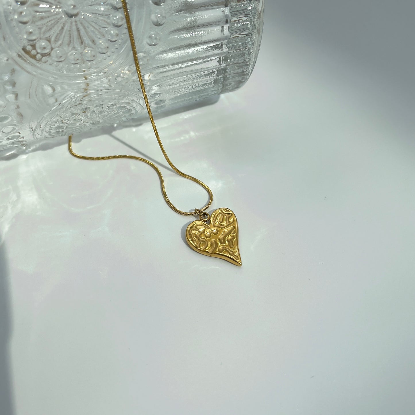 MINIMALIST NECKLACE WITH HEART PENDANT