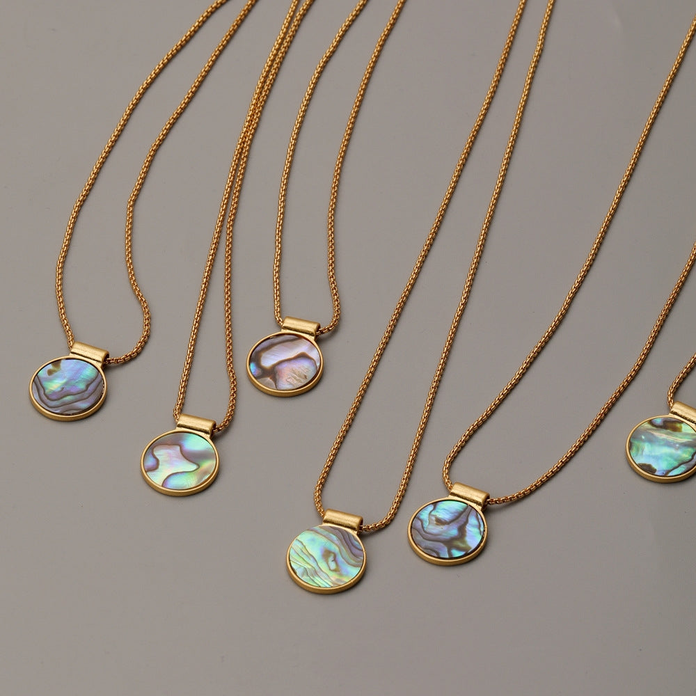 GOLD NECKLACE WITH MOTHER PEARL SHELLFISH PENDANT