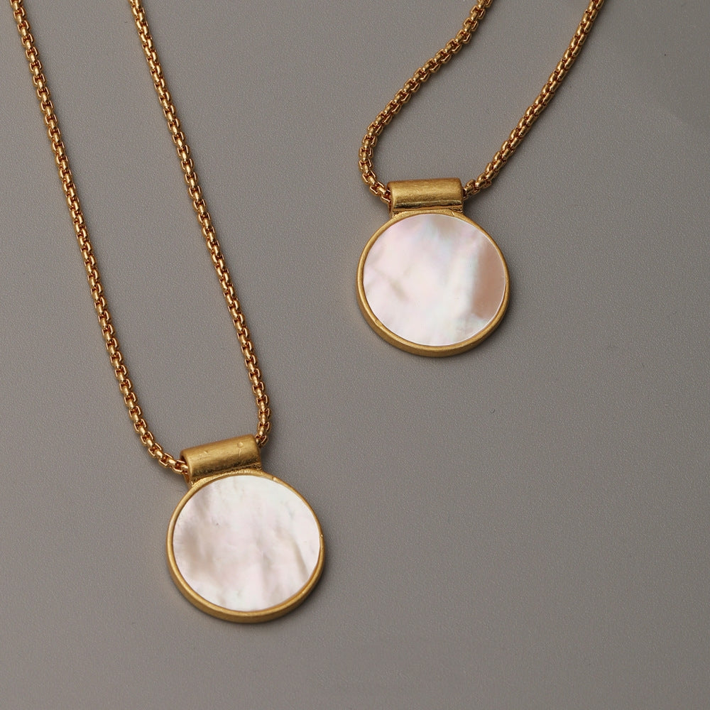 GOLD NECKLACE WITH MOTHER PEARL SHELLFISH PENDANT