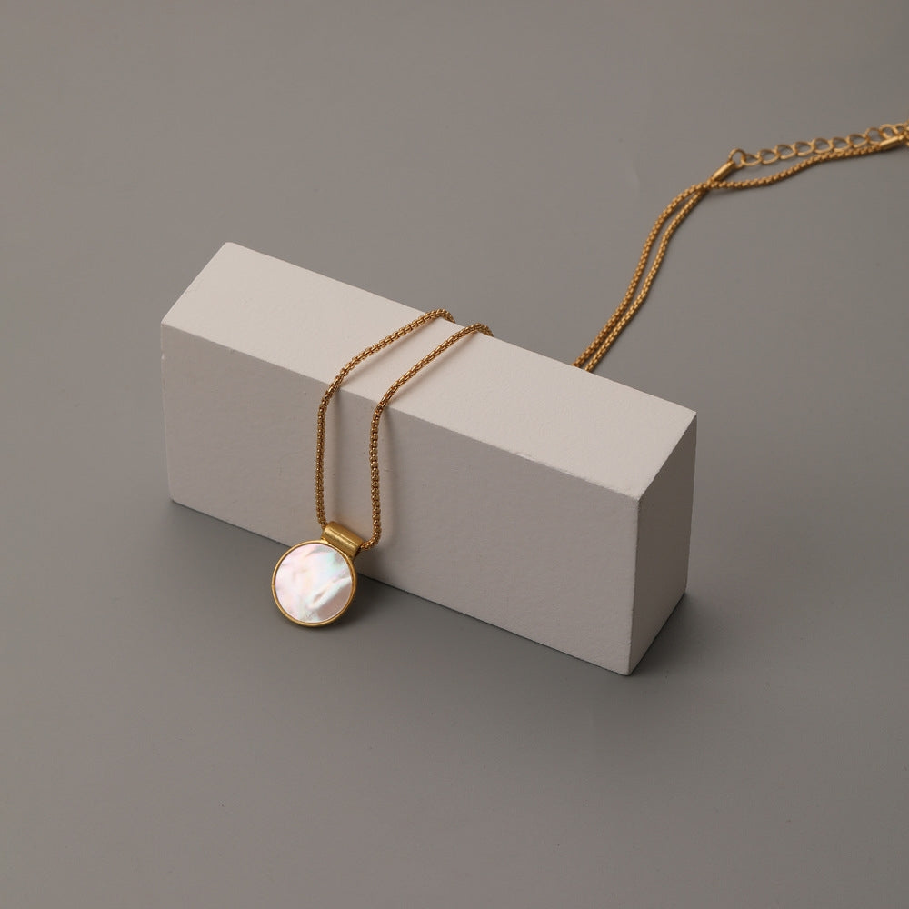 GOLD NECKLACE WITH MOTHER PEARL SHELLFISH PENDANT