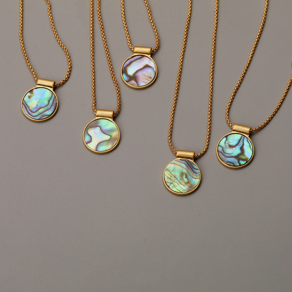 GOLD NECKLACE WITH MOTHER PEARL SHELLFISH PENDANT