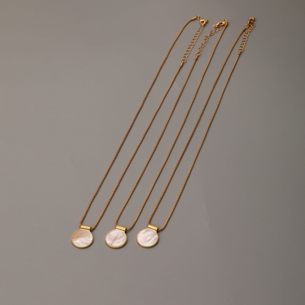 GOLD NECKLACE WITH MOTHER PEARL SHELLFISH PENDANT
