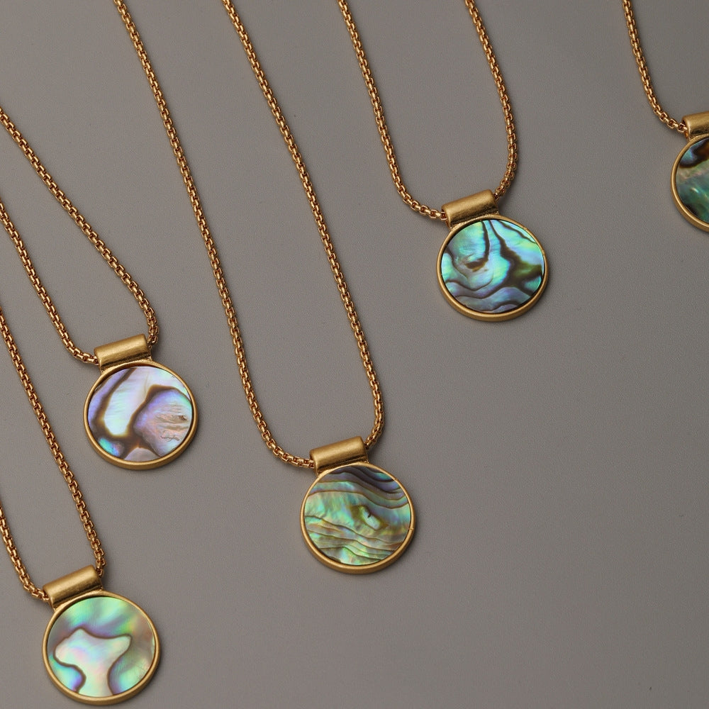 GOLD NECKLACE WITH MOTHER PEARL SHELLFISH PENDANT
