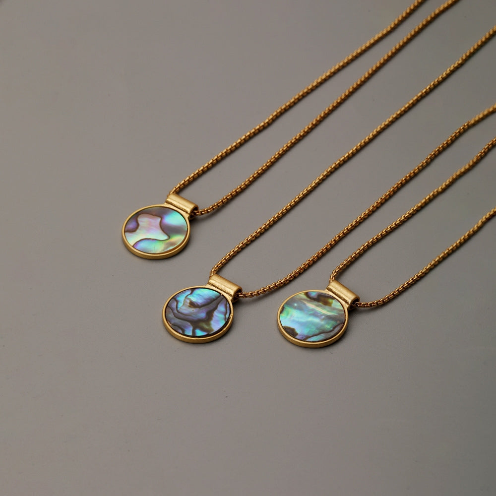 GOLD NECKLACE WITH MOTHER PEARL SHELLFISH PENDANT