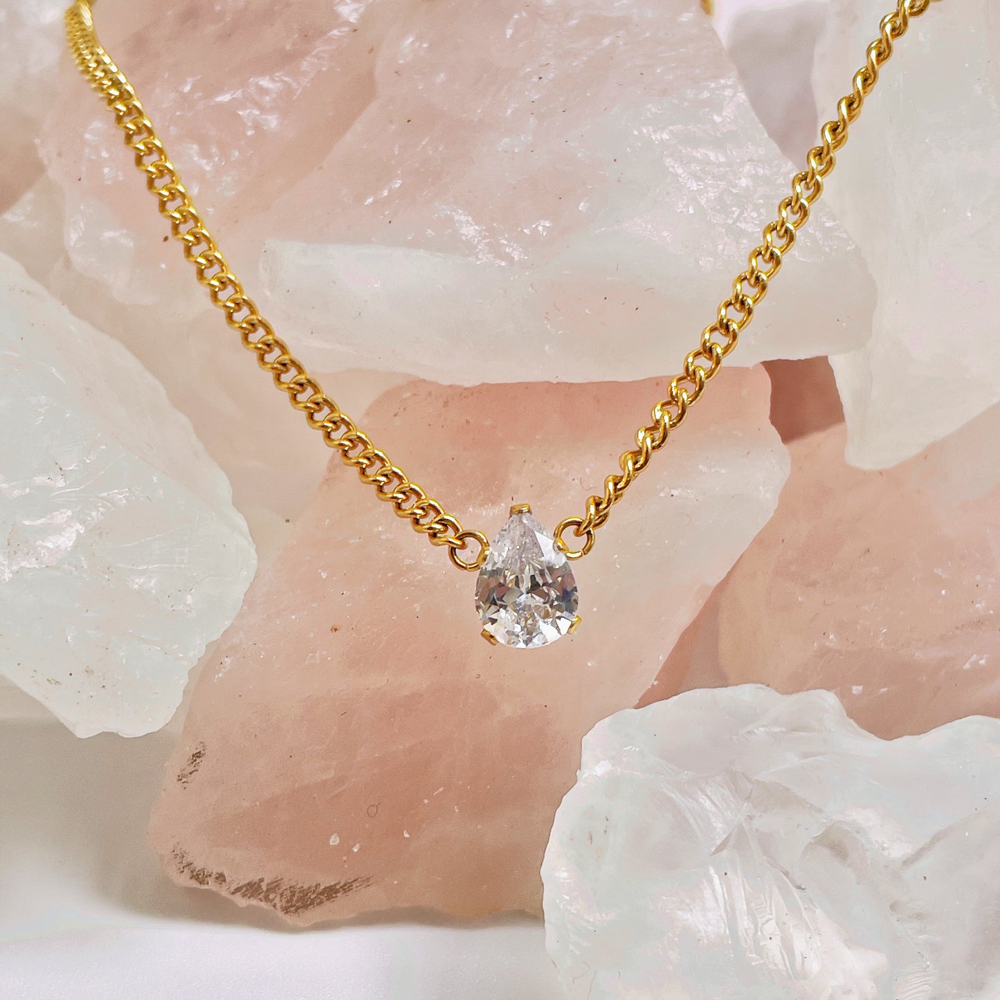 MINIMALIST NECKLACE WITH SHINY WATERDROP