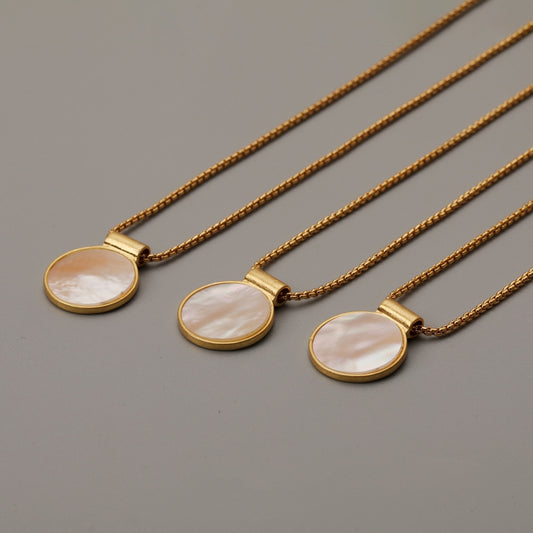 GOLD NECKLACE WITH MOTHER PEARL SHELLFISH PENDANT