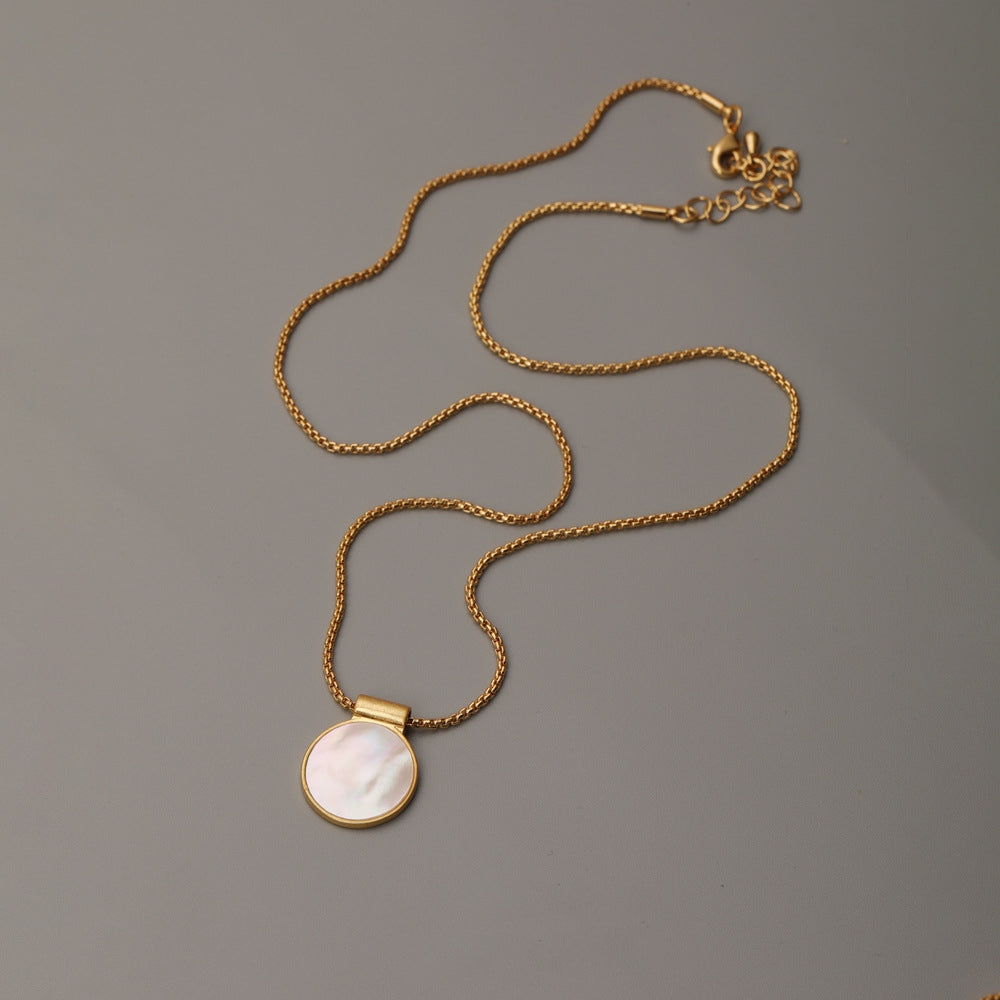 NECKLACE WITH MOTHER PEARL SHELLFISH PENDANT