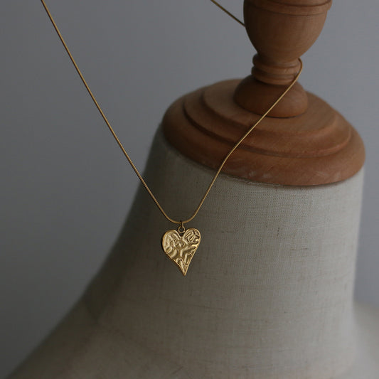 MINIMALIST NECKLACE WITH HEART PENDANT
