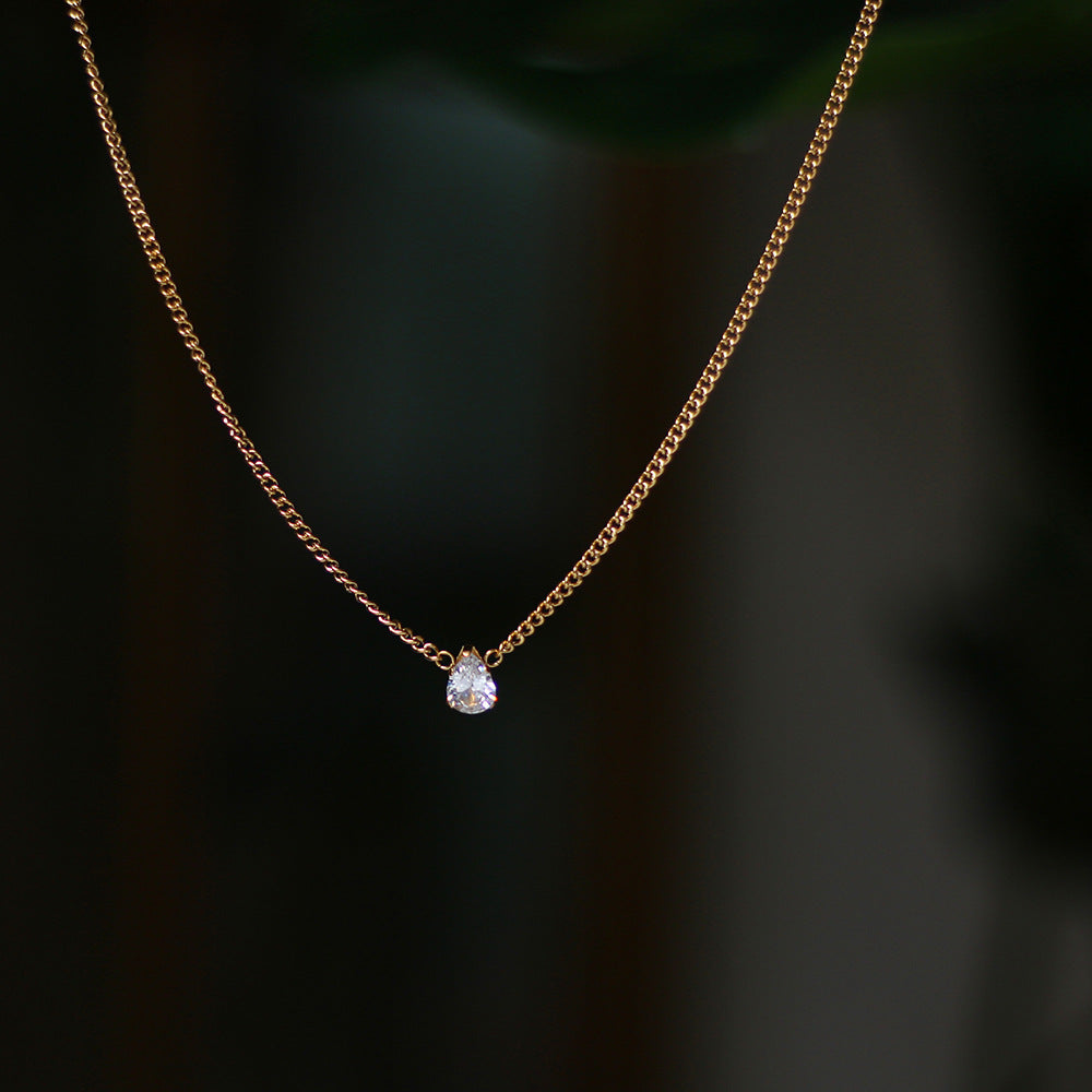 MINIMALIST NECKLACE WITH SHINY WATERDROP