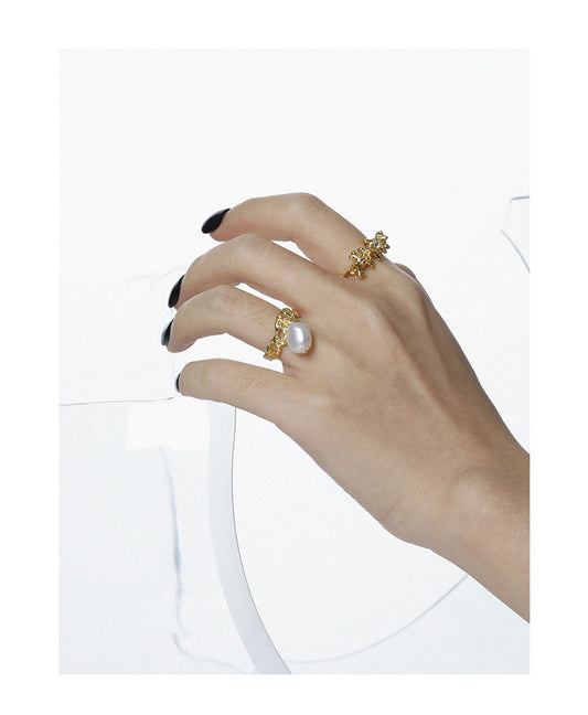HAMMERED GOLD RING WITH PEARL DROP CHARM