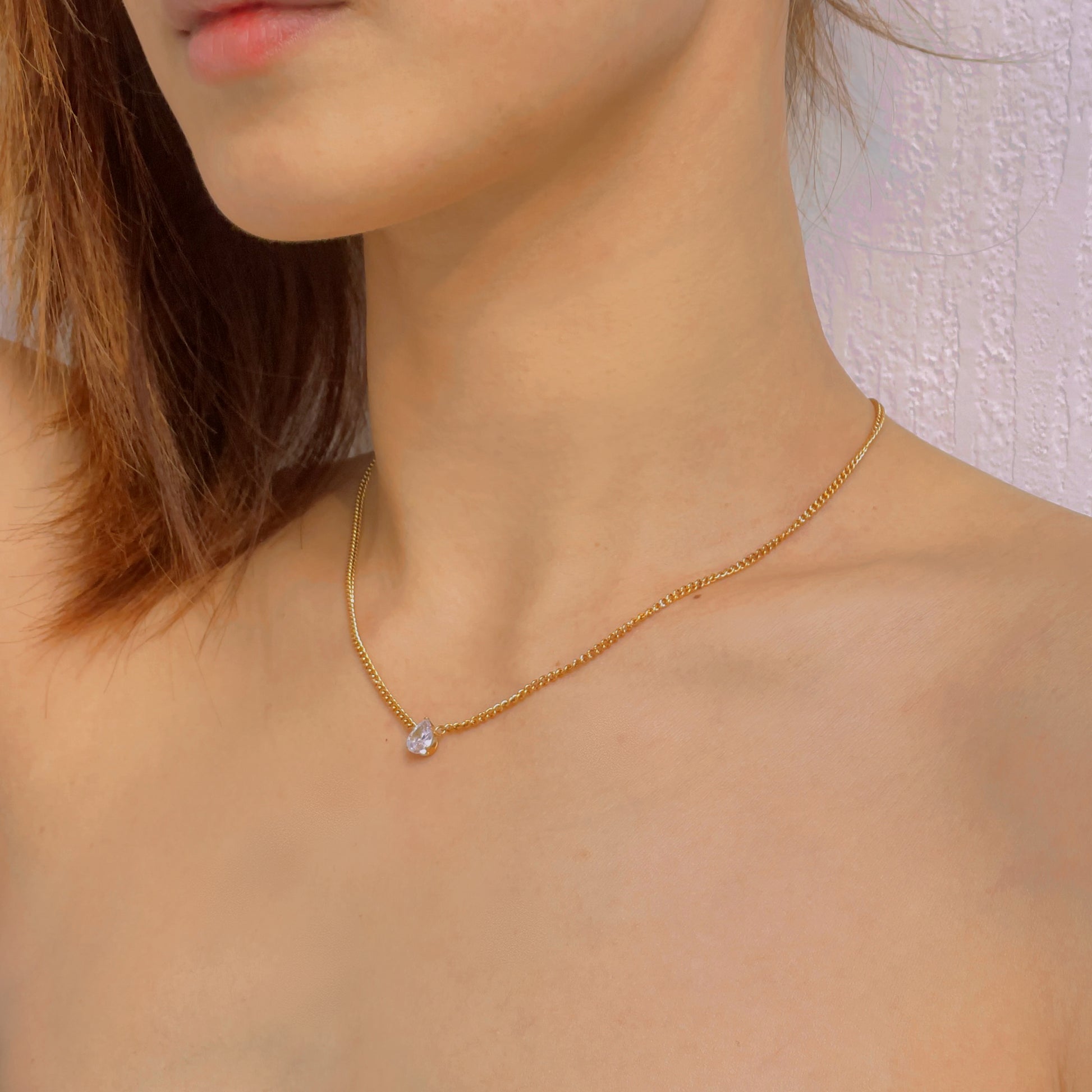MINIMALIST NECKLACE WITH SHINY WATERDROP