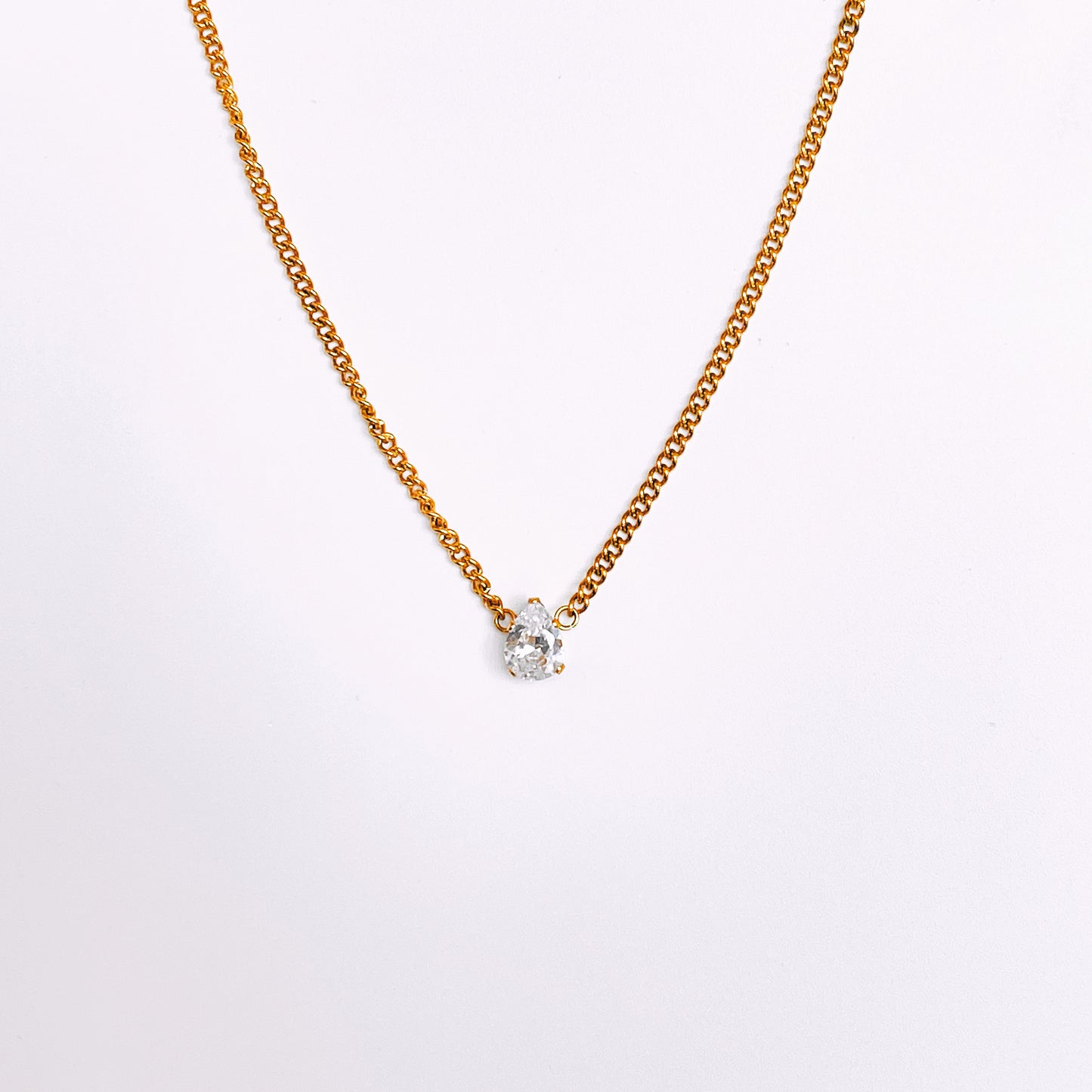 MINIMALIST NECKLACE WITH SHINY WATERDROP